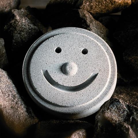 Hukka-Saunaveijari-Sauna-Friend-Smiley-on-stones